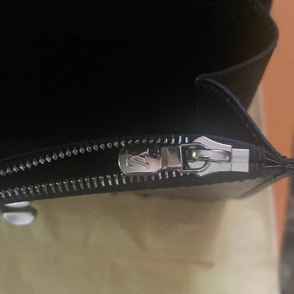 LOUIS VUITTON Epi World Tour Lock Twist crossbodybag/clutch LIMITED EDITION - Picture 7 of 13